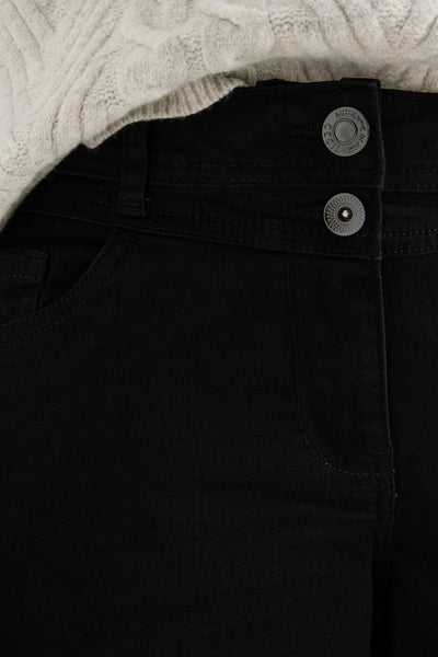 Wijde zwarte denim jeans van CECIL, met twee decoratieve knopen en een kabelgebreide trui.