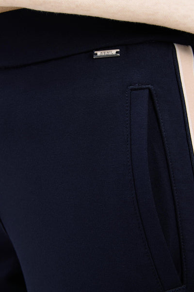 Pantalon de survêtement bleu marine par CECIL avec poche latérale et bande beige décorative.
