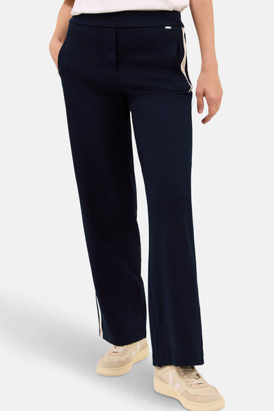 Marineblauwe broek van CECIL, met een beige bies aan de zijkanten en zakken.