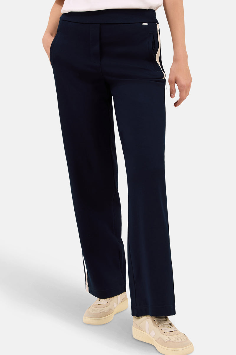 Marineblauwe broek van CECIL, met een beige bies aan de zijkanten en zakken.