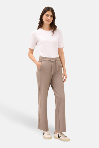 Taupe broek van CECIL, met trekkoord in de taille en gedragen met een wit T-shirt.