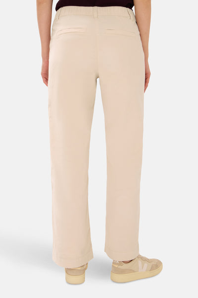 Beige casual broek van CECIL, met paspelzakken achter en bijpassende beige schoenen.