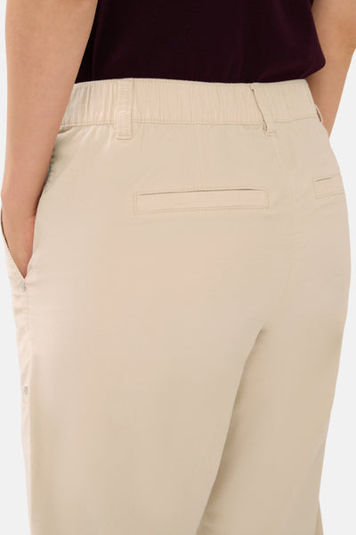 Pantalon beige de CECIL, avec poches arrière passepoilées, visible de dos et coupe décontractée.