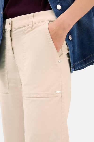 Pantalon beige par CECIL, en velours côtelé avec poche et logo métallique discret.
