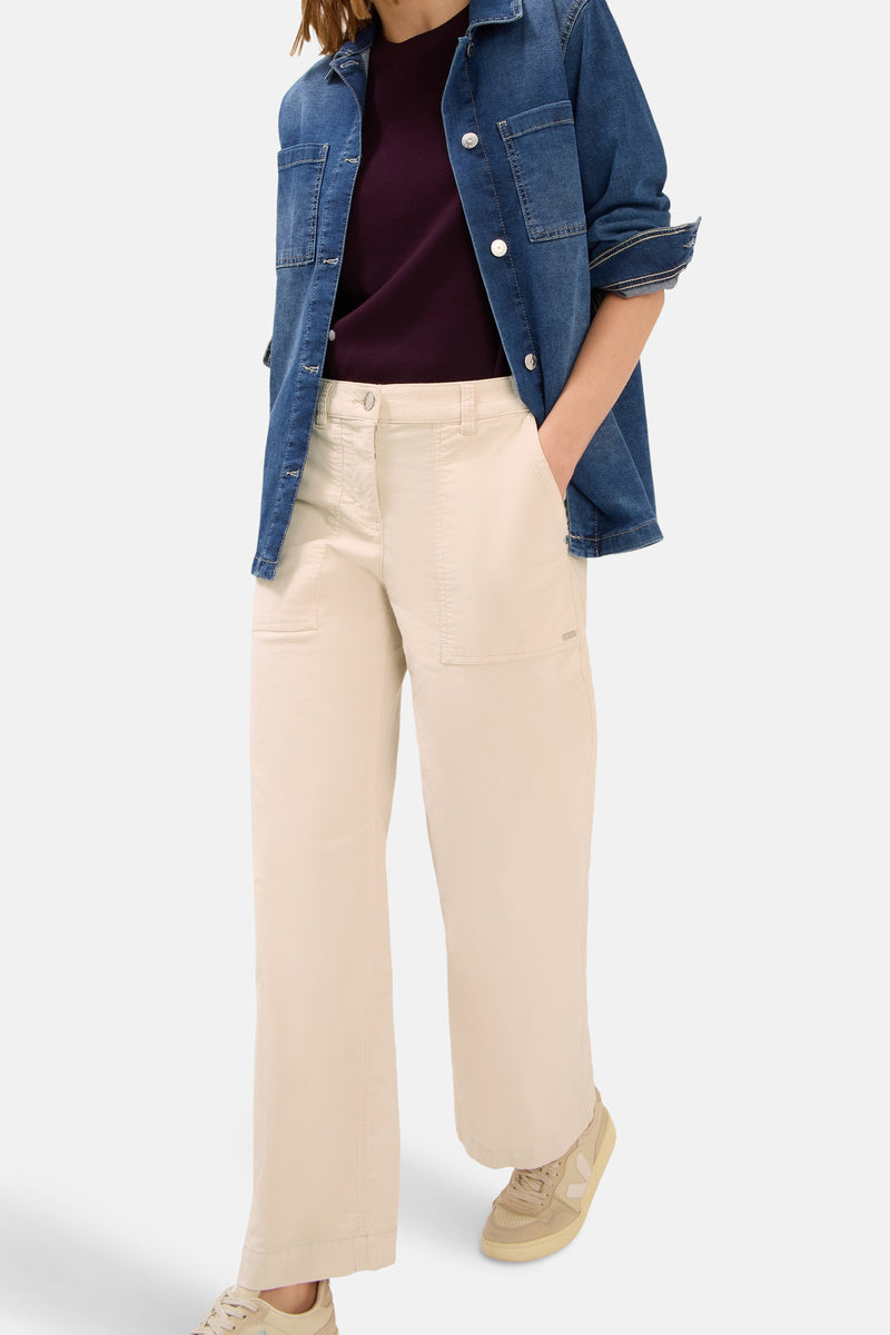 Beige broek van CECIL, losse pasvorm met opgestikte zakken, gedragen met een spijkerblouse.