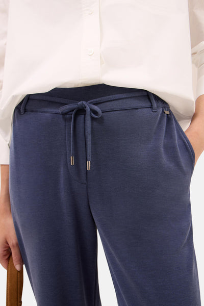 Pantalon bleu à cordon de serrage par CECIL, porté avec une chemise blanche.
