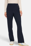Pantalon de costume bleu de CECIL, porté avec un pull beige et des baskets blanches.