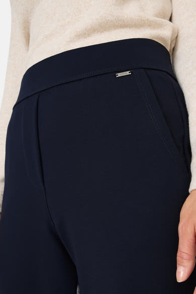 Pantalon de costume bleu par CECIL, avec une taille haute et une poche discrète.