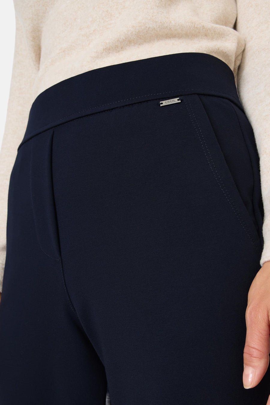 Pantalon de costume bleu par CECIL, avec une taille haute et une poche discrète.