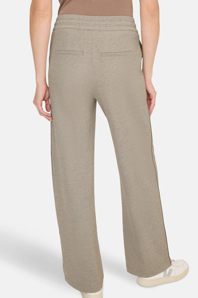 Pantalon de costume beige par CECIL, avec poches arrière et rayure marron sur le côté.
