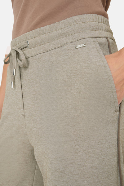 Beige kostuumbroek van CECIL, met trekkoord en subtiel logo-detail.