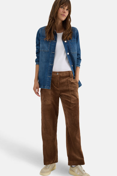 Bruine corduroy broek van CECIL, gedragen met een wit T-shirt en een spijkerjasje.