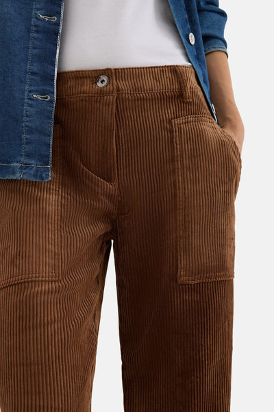 Pantalon en velours côtelé marron de CECIL, avec poches plaquées et coupe décontractée.