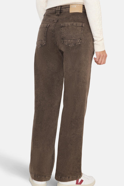 Gekleurde bruine jeans van CECIL, met achterzakken, gedragen met een witte gebreide trui en witte sneakers.