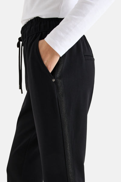 Pantalon de costume noir de CECIL, avec cordon de serrage, poche et bande décorative brillante.