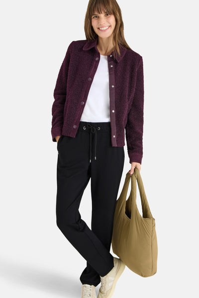 Pantalon de costume noir de CECIL, avec cordon de serrage à la taille, porté avec une veste et un sac.