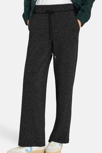 Pantalon noir chiné de CECIL, avec cordon de serrage à la taille et chaussures de sport beiges.