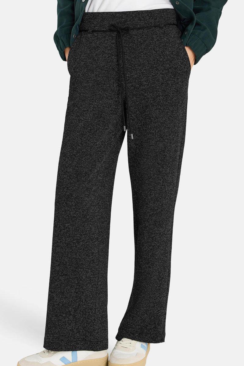 Pantalon noir chiné de CECIL, avec cordon de serrage à la taille et chaussures de sport beiges.