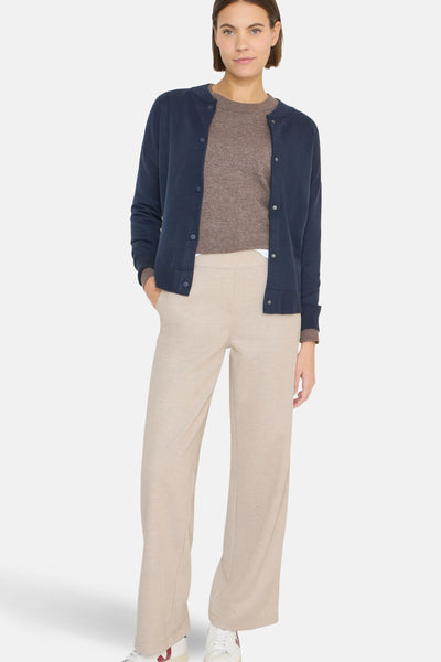 Pantalon de costume beige de CECIL, coupe droite, porté avec un pull marron et un cardigan bleu marine.