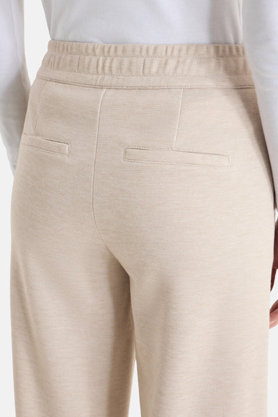 Pantalon de costume beige de CECIL, avec poches arrière passepoilées et ceinture élastique.
