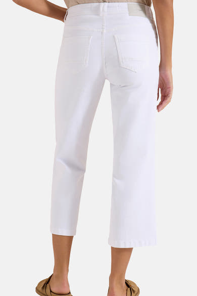 Jean droit en denim blanc de CECIL avec poches arrière et étiquette de marque, porté avec des sandales marron.