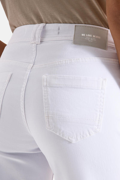 Rechte witte denim jeans van CECIL, achterkant met grijs label, gestikte zakken en beige bovenkant.