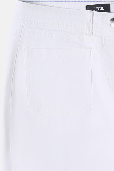 Jean droit en denim blanc de CECIL avec poche latérale, passants de ceinture et bouton en métal, en gros plan.