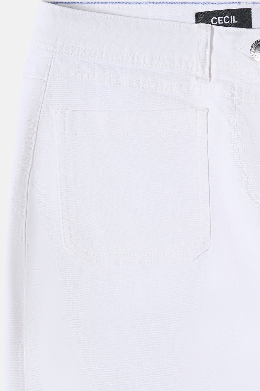 Jean droit en denim blanc de CECIL avec poche latérale, passants de ceinture et bouton en métal, en gros plan.