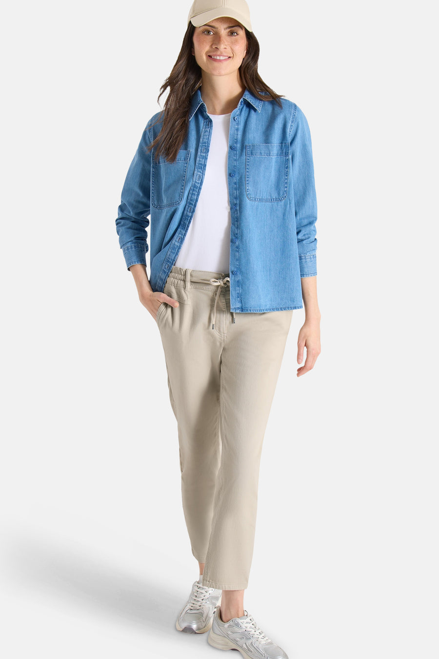 Jogging beige de CECIL avec cordon de serrage, porté avec une chemise en jean et un t-shirt blanc.
