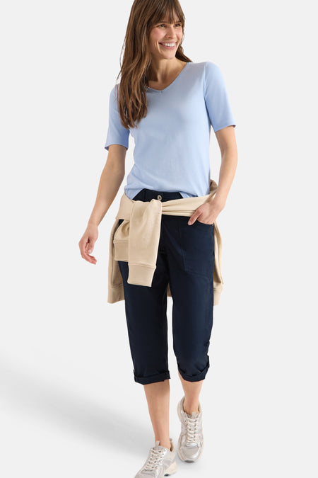 Pantalon cargo bleu marine de CECIL, coupe 3/4 avec ourlet retroussé et poches.
