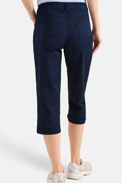 Pantalon cargo bleu marine de CECIL, coupe capri avec revers retroussés et poches arrière, vue de dos.