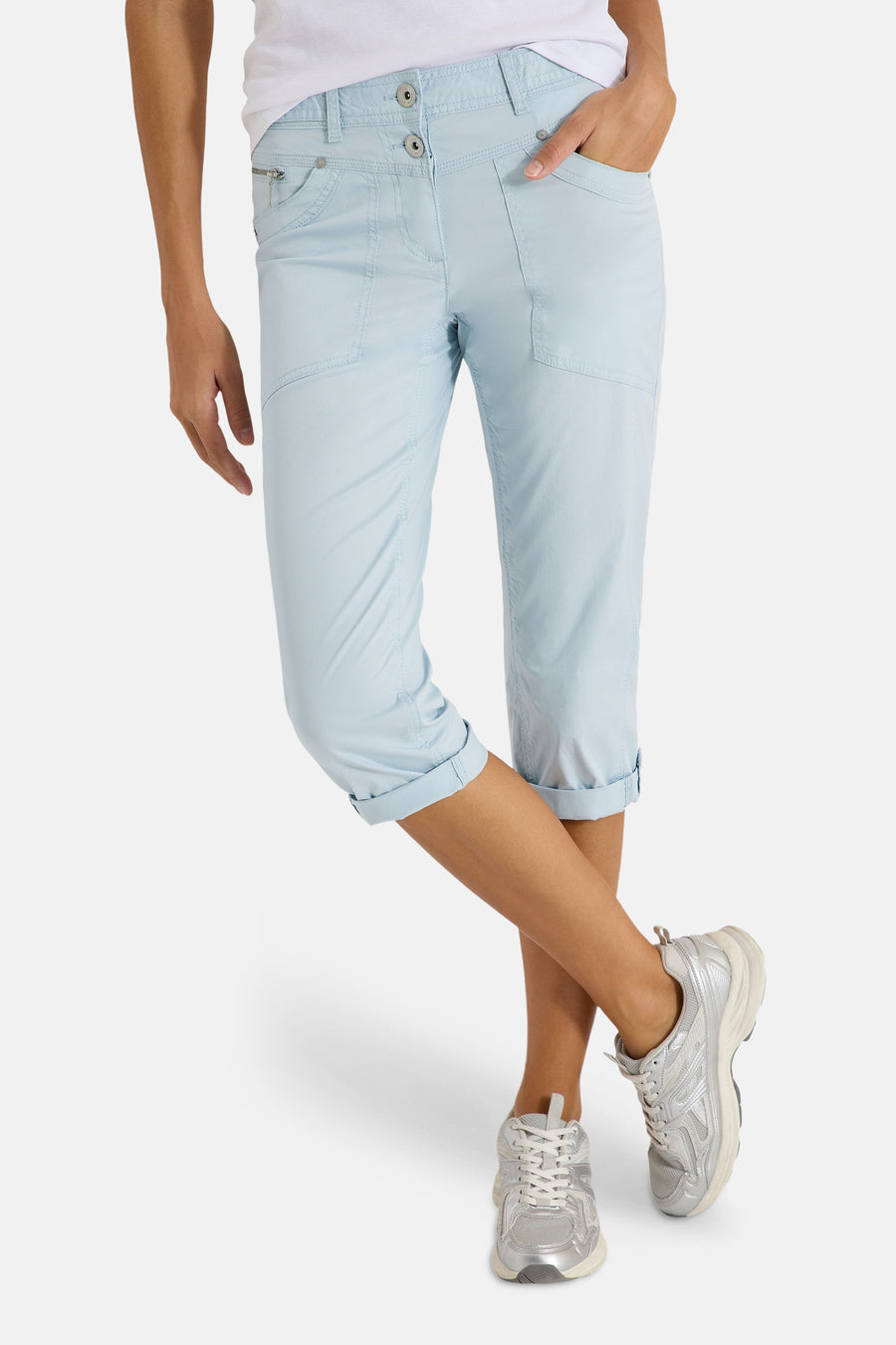 Pantalon cargo bleu clair de CECIL, avec jambes retroussées, poches et fermeture à deux boutons.