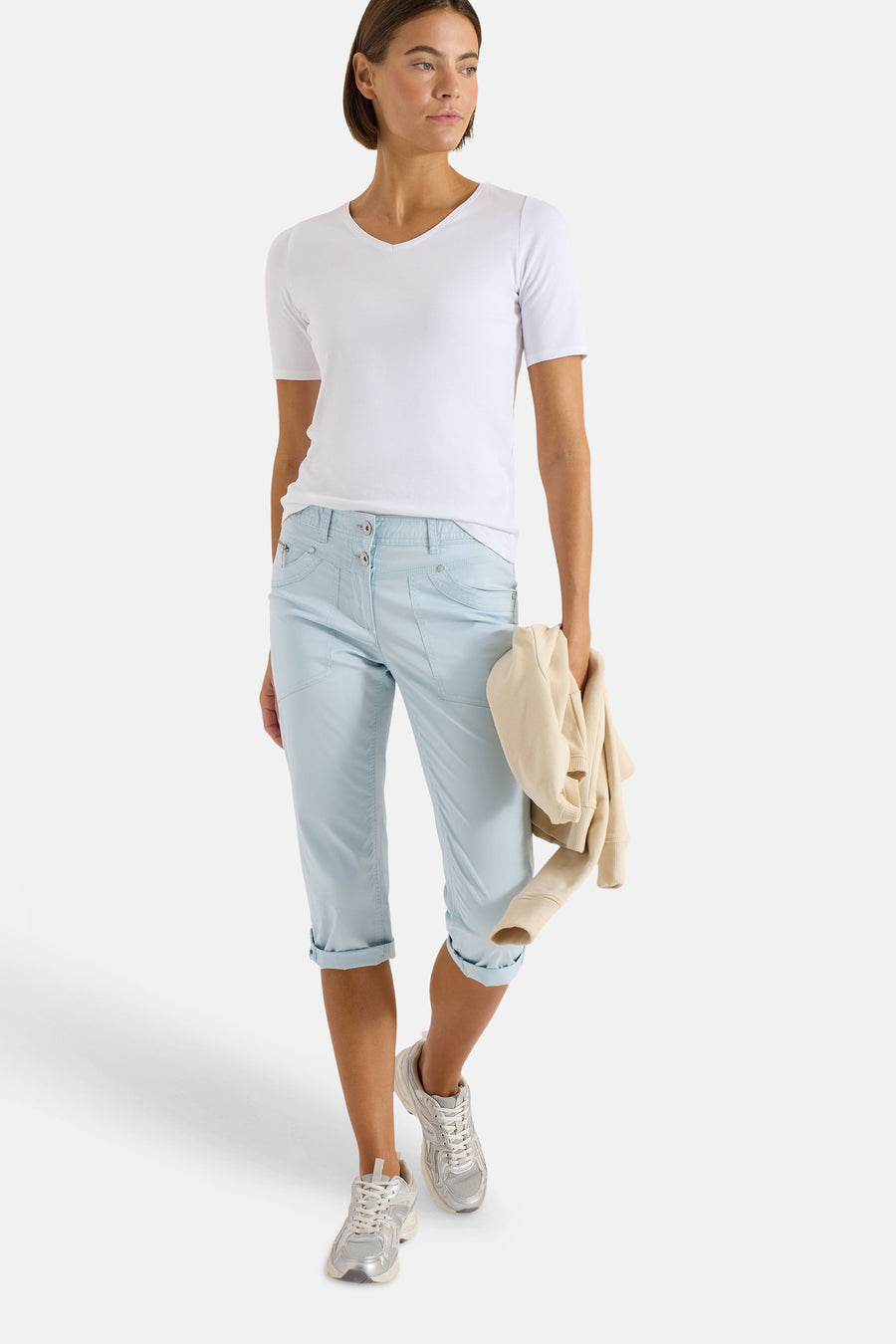 Pantalon cargo bleu clair de CECIL, coupe 3/4 retroussée avec poches et boutons.