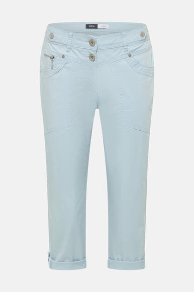 Pantalon cargo bleu clair de CECIL, coupe capri avec revers, poches plaquées et détail zippé.