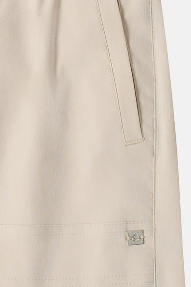 Bermuda beige de CECIL en tissu texturé, avec une poche latérale et un logo métallique carré 'C'.