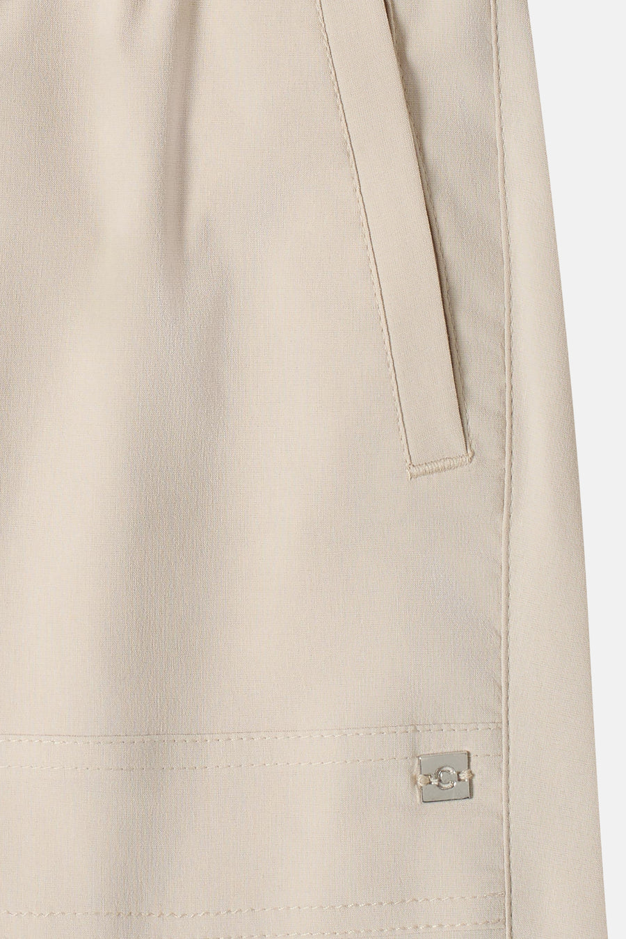 Bermuda beige de CECIL en tissu texturé, avec une poche latérale et un logo métallique carré 'C'.