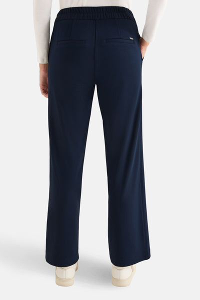 Marineblauwe broek van CECIL met elastische tailleband en paspelzakken achter.