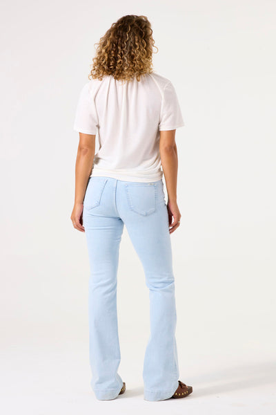 Koffiebruine t-shirt met korte mouwen van GARCIA, gedragen met een lichte blauwe jeans en bruine sloffen.