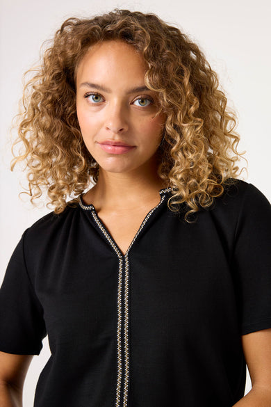 Zwart T-shirt met korte mouwen van GARCIA, met decoratieve details bij de halslijn.