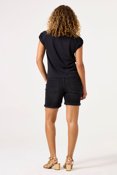 Zwart T-shirt met korte mouwen van GARCIA, gedragen met een zwarte korte broek en gouden sandalen, achterzicht.