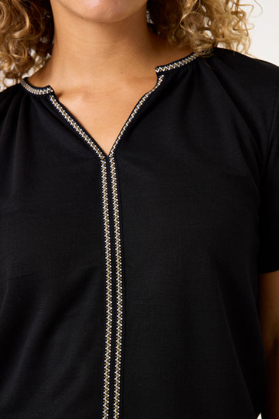 Zwart T-shirt met korte mouwen van GARCIA, met V-hals versierd met decoratieve borduursels.
