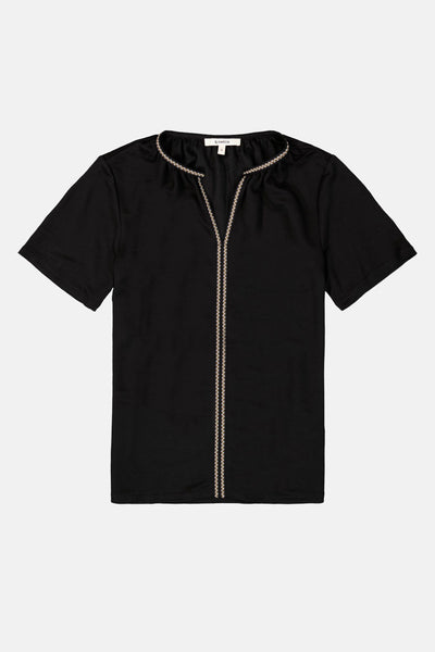 Zwart T-shirt met korte mouwen van GARCIA, versierd met een decoratieve centrale borduursel en rond de hals.