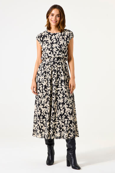 Zwart T-shirt met korte mouwen van GARCIA, met bloemenprint en delicate plooien.