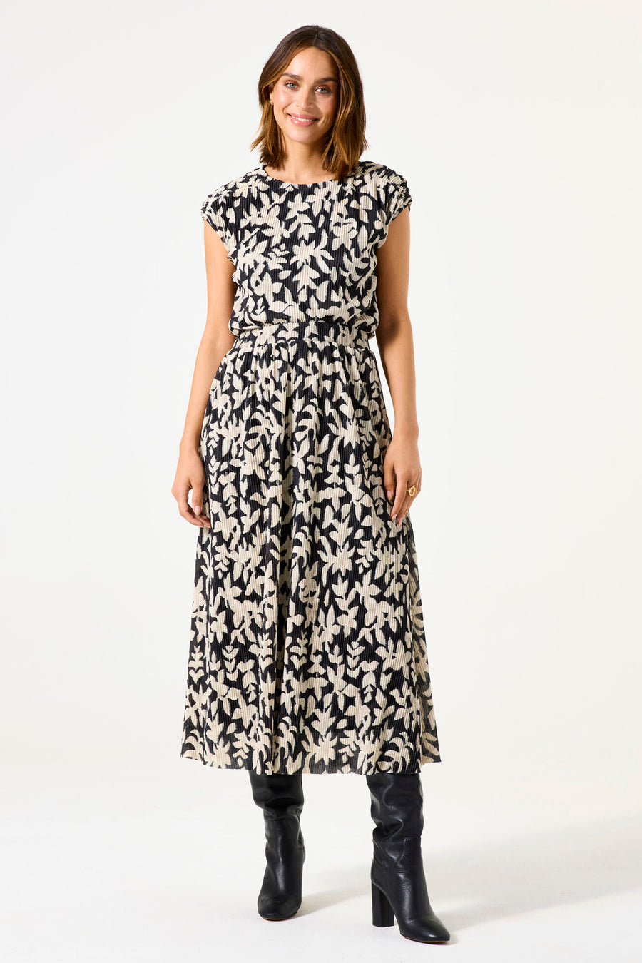Zwart T-shirt met korte mouwen van GARCIA, met bloemenprint en delicate plooien.