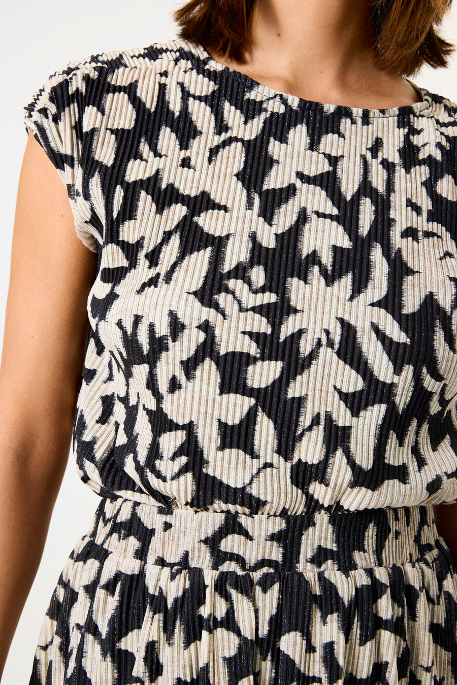 Zwart T-shirt met korte mouwen van GARCIA, bedrukt grafisch patroon, geplooid textuur.