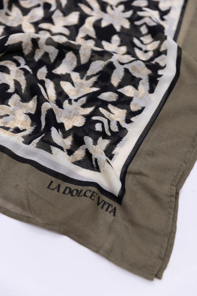 Multikleuren sjaal van GARCIA met een zwart en beige bloemenpatroon, kaki rand met de tekst "LA DOLCE VITA".