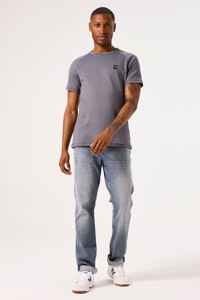 Grijze korte mouw T-shirt van GARCIA, met een textuurde patroon, gedragen met een lichte blauwe jeans en witte sneakers.