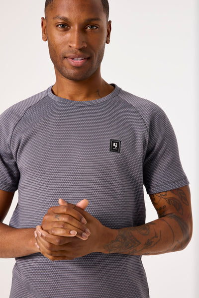 Grijze korte mouw T-shirt van GARCIA, horizontale textuurde patroon, met tatoeage op de arm en het nek.