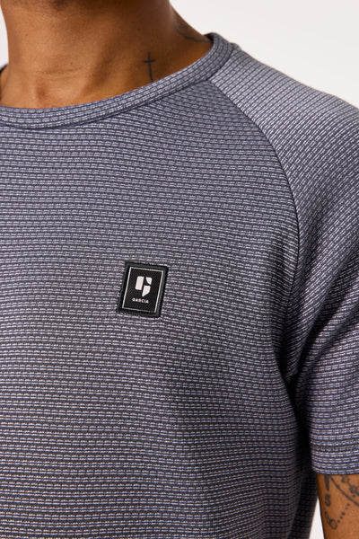 Grijze korte mouw T-shirt van Garcia, met een subtiel getextureerd patroon en een logo op de borst.