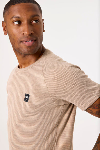 Beige T-shirt met korte mouwen van GARCIA, met een horizontaal textuurpatroon en vierkant logo op de borst.